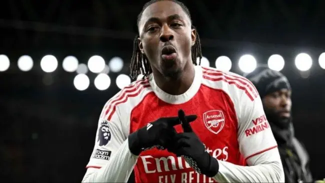 Eberechi Eze giúp Arsenal nới rộng khoảng cách với Chelsea